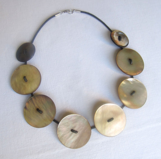 Art.No. 21502-0006 Mother of Pearl Button Necklace