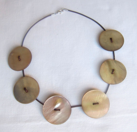 Art.No. 21502-0007 Mother of Pearl Button Necklace